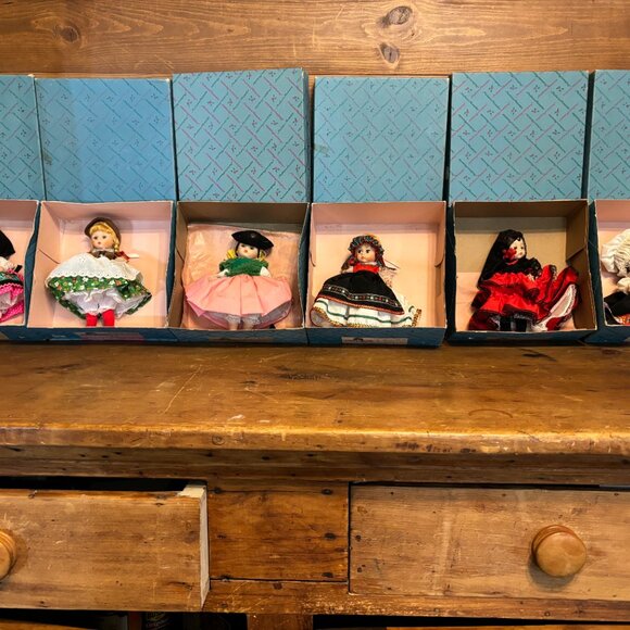 Madame Alexander Dolls (6) - Picture 2 of 9